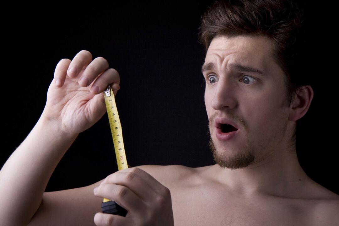 човекот го измери пенисот пред да го зголеми