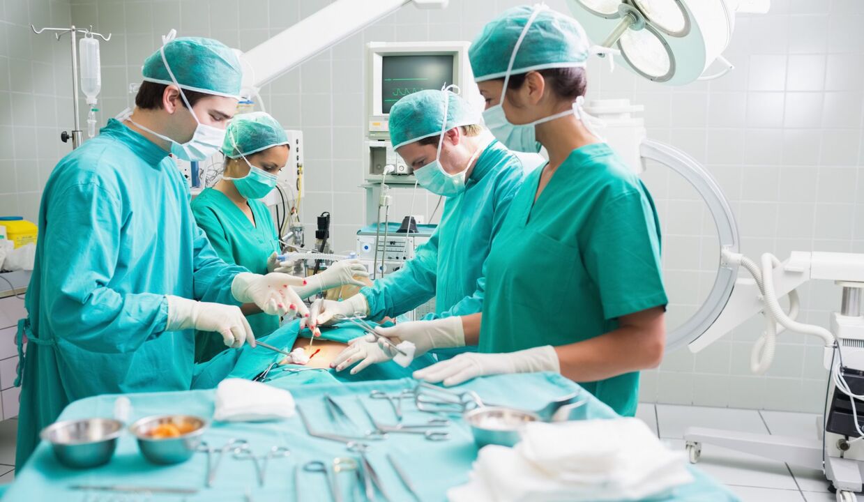 Хирурзите вршат операција за зголемување на пенисот на мажот